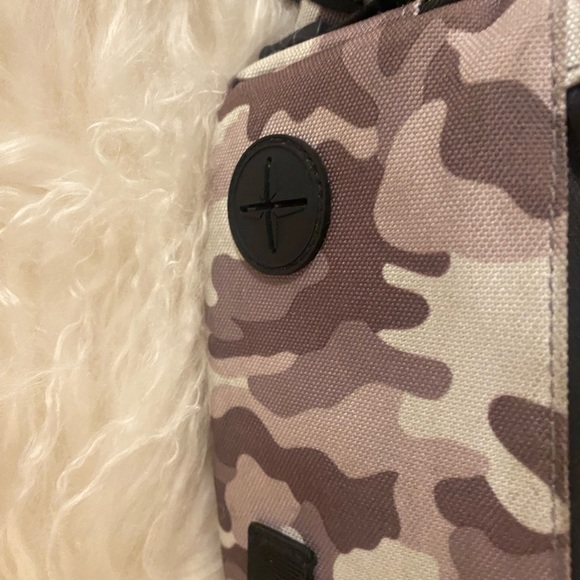 VGC 8/10 Camo tactical look Chest/running bag unisex!! - Picture 6 of 11